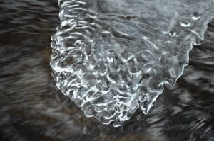 Formazioni di Ghiaccio nel torrente dolomitico. Tempo : 1/40 sec. Diaframma : F/5,6 Iso : 800 Distanza focale : 105 mm.