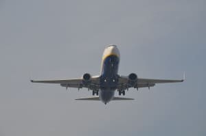 Boeing 737-800 in fase di atterraggio a Bologna Tempo: 1/400 sec. Diaframma : F/10 Iso : 100 Distanza focale : 98 mm.